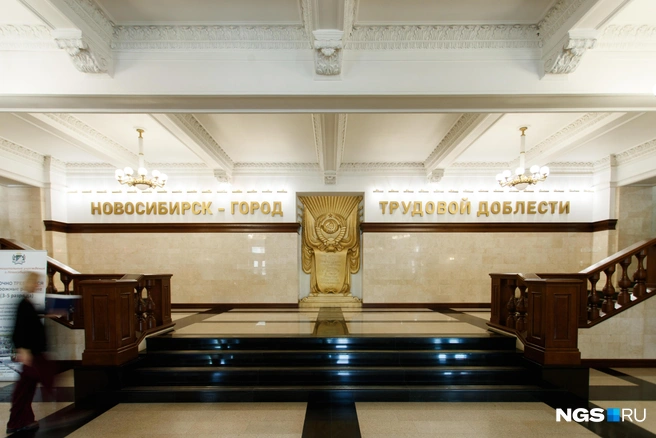 Величественная лестница в холле — один из немногих элементов, дошедших до наших дней не в неизменном, но, по крайней мере, в приближенном к оригинальному замыслу состоянии. Перила все же обновили в 1990-х | Источник: Андрей Бортко / NGS.ru