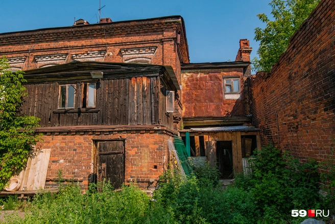 С дворовой стороны дома есть пристройка, которую не видно с улицы | Источник: Тимофей Калмаков