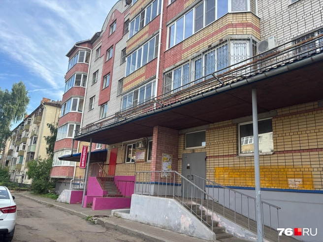 Тело одного из погибших нашли во дворе кирпичной пятиэтажки | Источник: Алина Сардекова / 76.RU