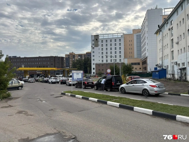 Очередь из машин у заправки в Ярославле | Источник: читатель 76.RU