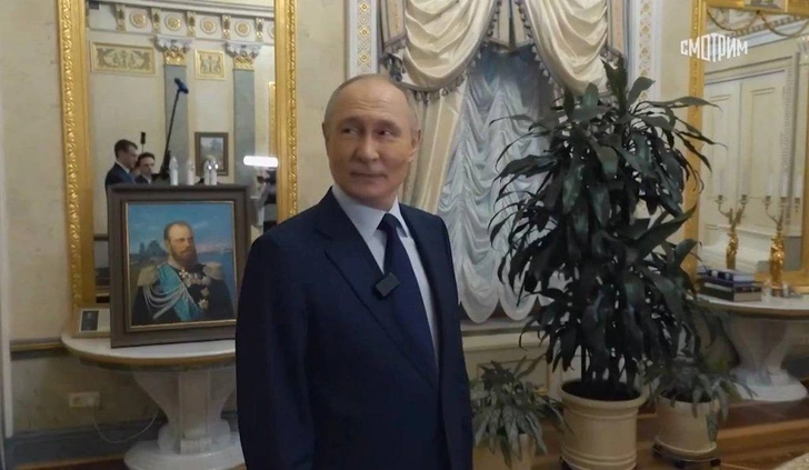 В интерьере квартиры много картин