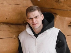 25-летний участник «ДОМа-2» Александр Федотов выиграл в конкурсе «Мистер Планета» — фото с короной