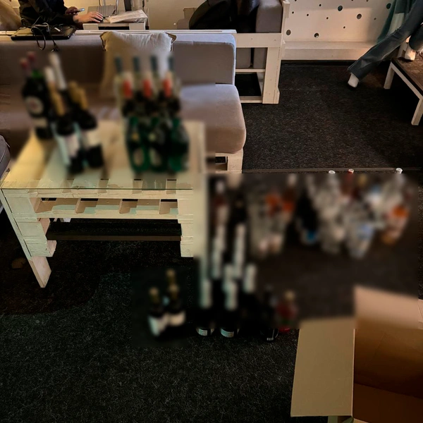 Клиентам становилось плохо. После рейда по кальянным в Петербурге в полицию уехали десятки сотрудников и нелегалов | Источник:  пресс-служба ГУ МВД России по г.Санкт-Петербургу и Ленинградской области