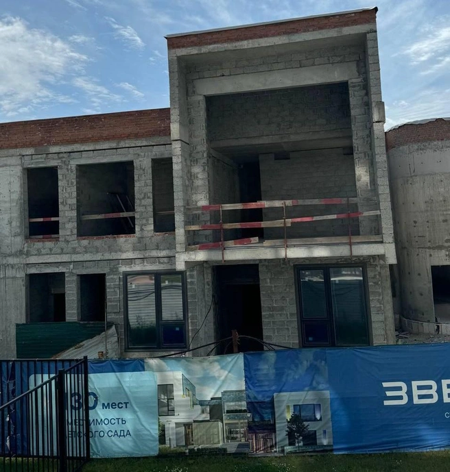 Детский сад построили почти наполовину, а затем из-за проблем стройка встала  | Источник: читатель 72.RU 