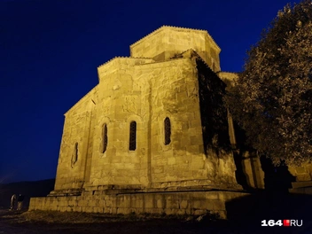 Это храм Джвари в Мцхете, откуда видно слияние двух рек: Арагви и Кура | Источник: Виктория Федорова / 164.RU