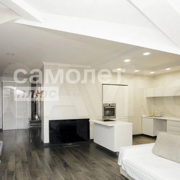 Окна выходят как во двор, так и на улицу | Источник: avito.ru