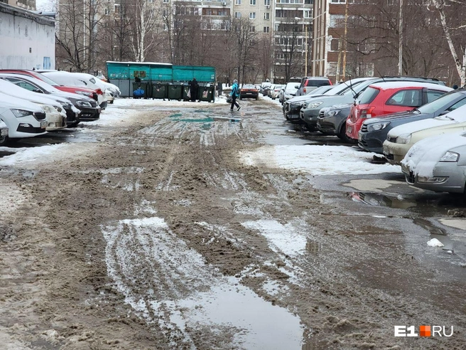 Адская грязь с лужами в микрорайоне Заречный | Источник: Даниил Румянцев / E1.RU