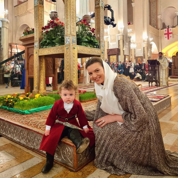 Любитель кабриолетов и светской жизни: каким растет 2-летний сын грузинского князя и королевы красоты