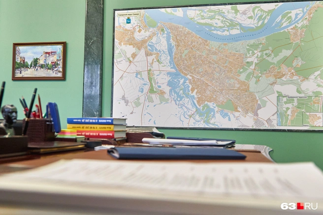 Карта Самары как настоящее и бюст Дзержинского как трогательное воспоминание о недавнем прошлом в Нижегородской области | Источник: Роман Данилкин / 63.RU