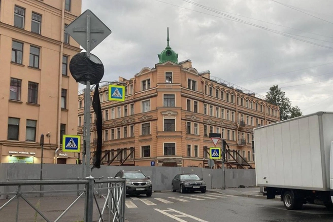 Дом на Большой Зелениной, 1, июль 2025-го | Источник: «Фонтанка.ру»