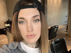 Пережившая кому звезда «Пацанок» Лаурита Карпова рассказала о параличе ног и показала пугающие кадры из больницы