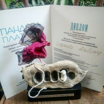 Девушка выиграла «Пандору» со своей второй лепной куклой | Источник: Альбина Глумова