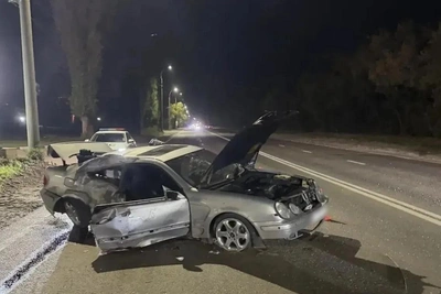 В Воронеже Mercedes врезался в столб, пострадали двое