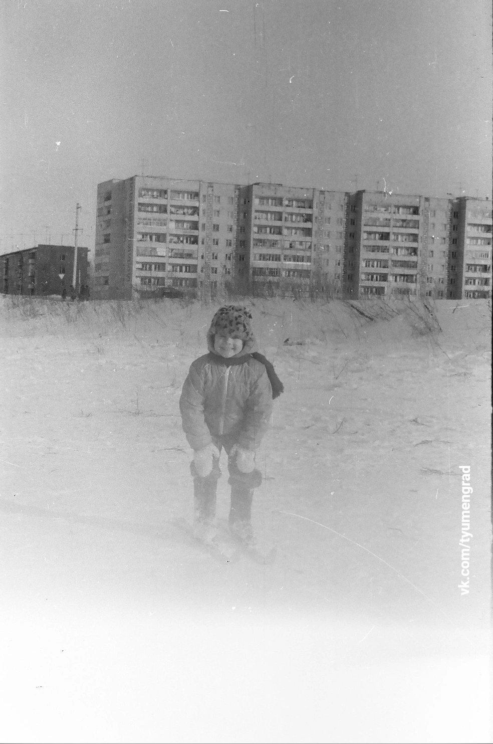 Далекий 1993-й год. Позади — дом на Широтной, 103. На переднем плане — счастливый ребенок на лыжной прогулке | Источник: Тюмень до нашей эры / Vk.com