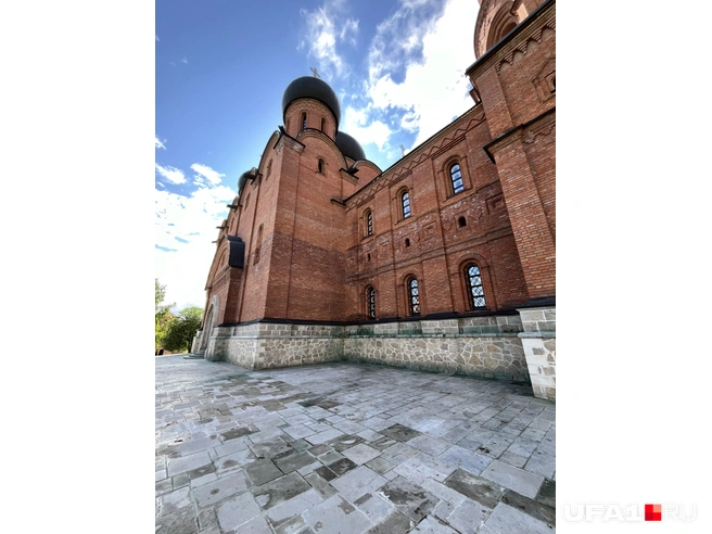Черные купола сделаны из меди и означают монашество и отказ от мирской жизни | Источник: Анастасия Десяткина