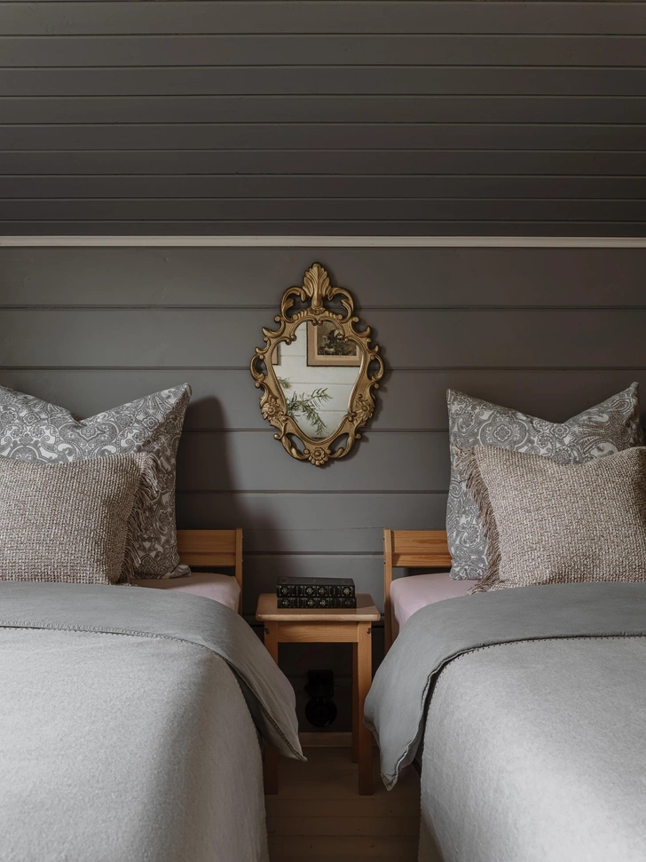 Гостевая спальня. Зеркало в резной раме, Chronosfactor | Источник: Ольга Шангина; стиль: Яна Яхина
