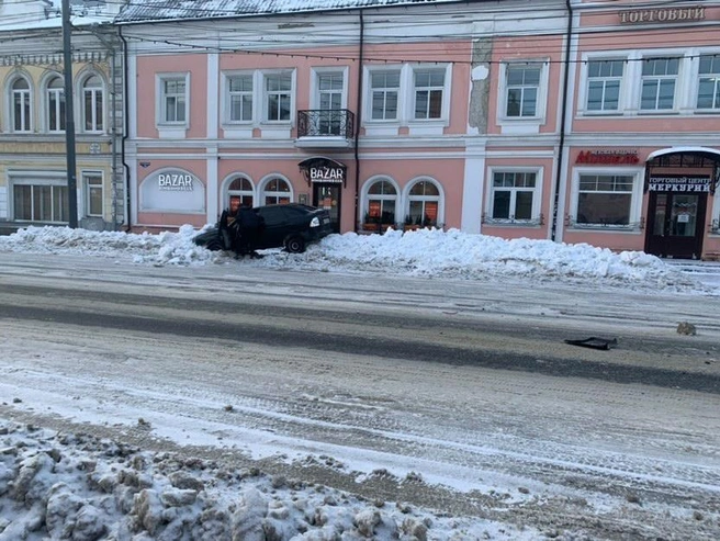 А этот сугроб у площади Юности стал причалом для неосторожной легковушки. ДТП произошло примерно в 08:30 | Источник: Ярославль LIVE / Vk.com
