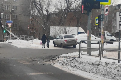 Cars end up on sidewalk after collision in Chelyabinsk