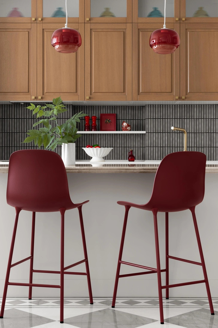 Барные стулья, Norman Copenhagen. Светильники над островом, La Redoute. Кухня, Sani mebel. Изделия из мрамора (столешница, пол), Stone decor. | Источник: Роман Якунин и София Кленова. Стиль: Евгения Мараськова-Григорянц