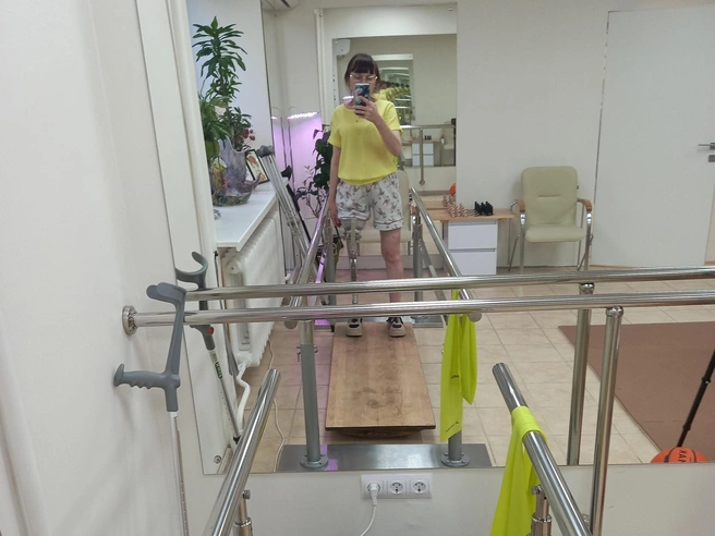 Женщина проходит реабилитацию и учится ходить на протезе | Источник: Оксана Наджмидинова