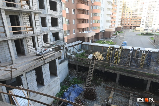 На этом фото хорошо виден перепад высот, который предстоит скрыть крышей паркинга | Источник: Дмитрий Емельянов / E1.RU