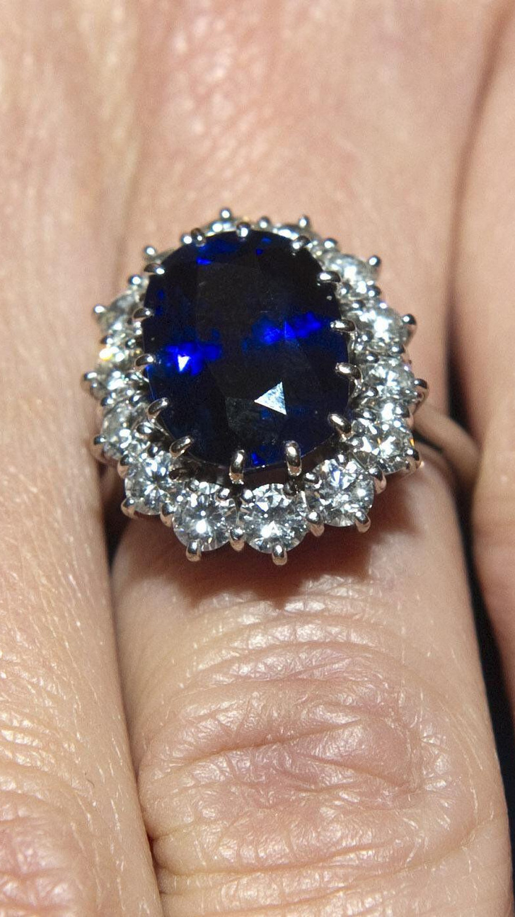 Война невест: почему помолвочное кольцо Дианы должно было принадлежать Меган Маркл (и как оно оказалось у Кейт)