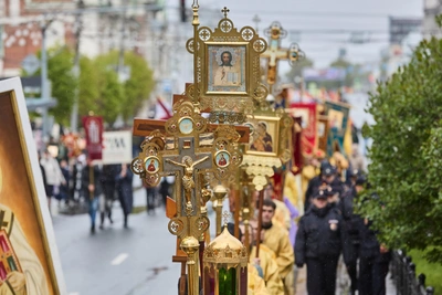 Флаги, иконы и зонты: крестный ход в Новосибирске