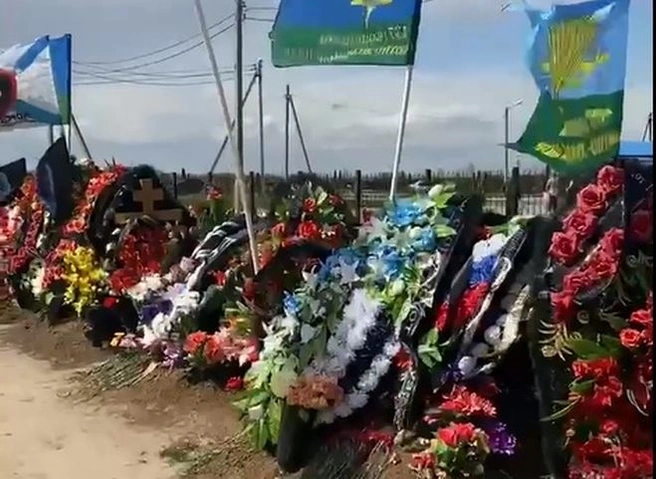 На рязанском кладбище заметили десятки свежих могил с флагами ВДВ | ya62.ru
