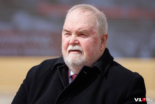 Николай Чуйков внимательно наблюдал за выступлением ребят | Источник: Алексей Волхонский / V1.RU