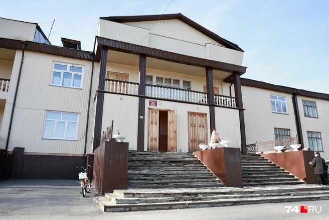 Дом культуры выстроен из дерева в конце 1930-х. Лет 10 назад его решили обновить | Источник: Михаил Шилкин