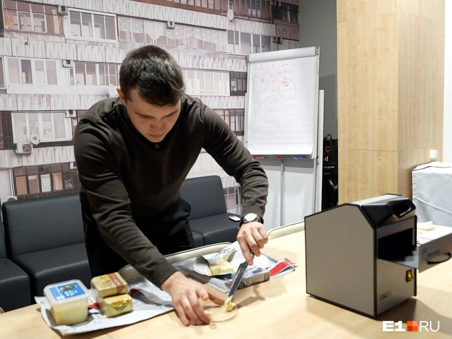 Иван Вохмянин взял по кусочку каждого масла и поместил в люминоскоп | Источник: Кирилл Кушнов / E1.RU