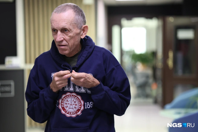 Из Парижа Александр привез кофту — такой вот приятный памятный сувенир | Источник: Мария Тищенко / NGS.RU 