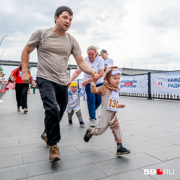 Родители поддерживали малышей | Источник: Василина Любимова / 59.RU
