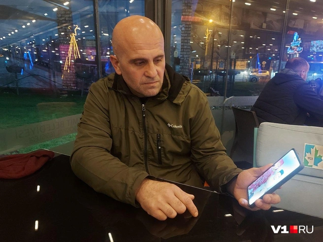 Мужчина признается, что очень скучает по детям | Источник: V1.RU
