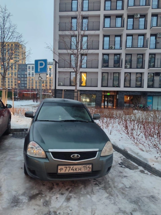 Парковка на местах для инвалидов будто уже вообще не порицается в Новосибирске | Источник: читательница Евгений