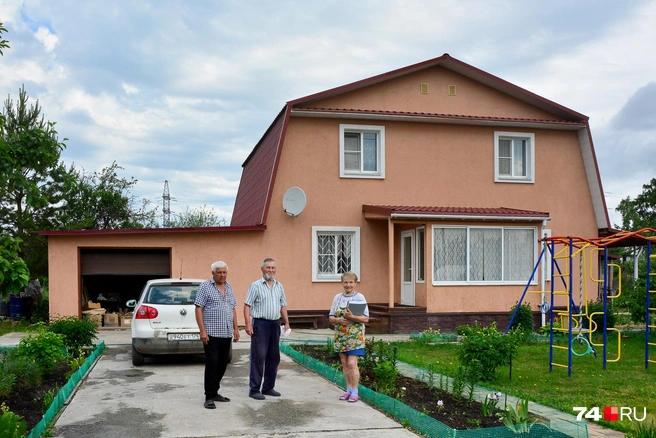Ольга и Владимир (в центре фото), а также их сосед Сергей. Многие живут в СНТ постоянно и боятся лишиться основного жилья | Источник: Артем Краснов