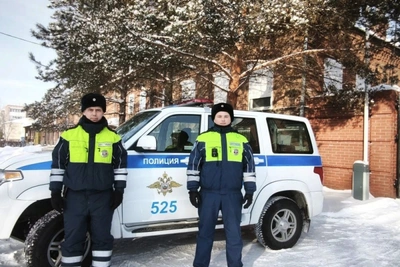 Троицкие полицейские выручили водителя застрявшего большегруза