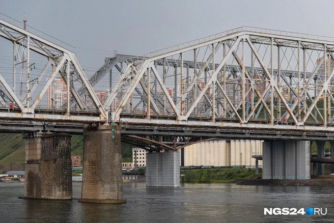 Николаевский мост, вид снизу  | Источник: Мария Ленц / NGS24.RU 