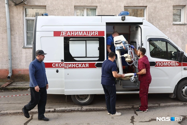 Детей перевозят на скорых | Источник: Александр Ощепков / NGS.RU