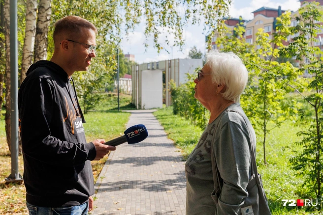 Нина Михайловна тоже делится несколькими проблемами в районе. Но! Жить ей здесь очень нравится  | Источник: Ирина Шарова / 72.RU 