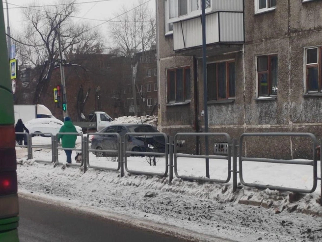 Вторая машина остановилась в непосредственной близости от жилого дома | Источник: читатель 74.RU