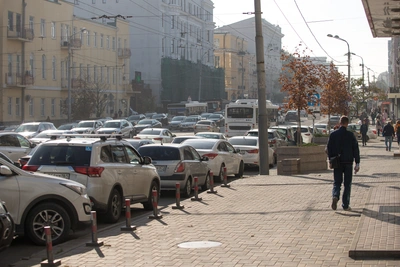 Улица в Ростове превратилась в полосу препятствий из-за авто