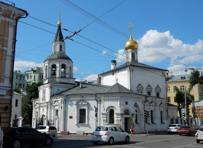 Кадр из фильма и вид на храм Успения Пресвятой Богородицы в Печатниках | Источник: Shuvaev, CC BY-SA 4.0, via Wikimedia Commons