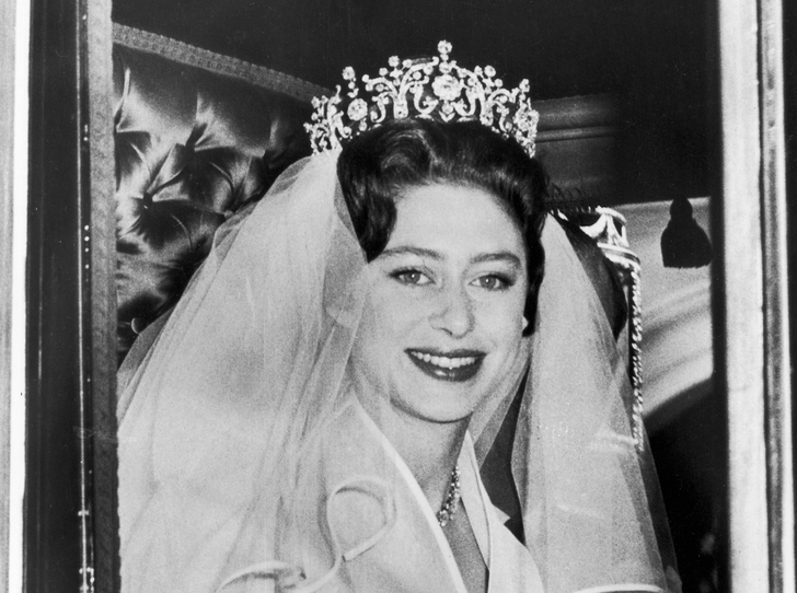 Фото №1 - Почему принцесса Маргарет купила свадебную тиару, а не позаимствовала у Королевы