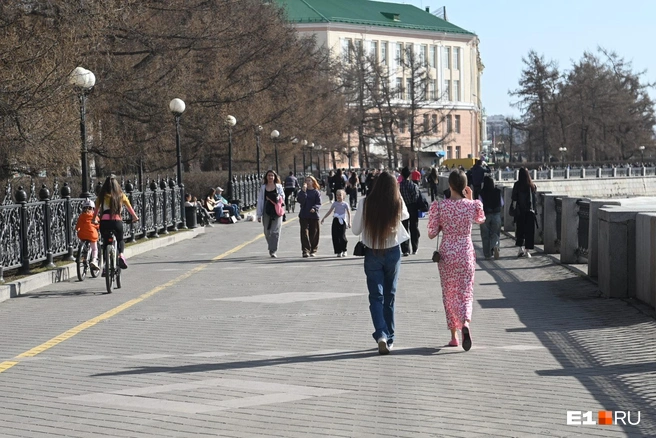 Многие сняли куртки и уже гуляют в летней одежде  | Источник: Дмитрий Емельянов / E1.RU