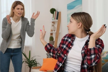 «Мама контролирует, бьет меня и считает, что единственный смысл моей жизни — помогать ей»