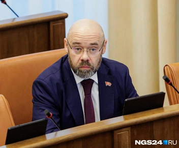 Денис Терехов в зале заседаний краевого парламента | Источник: Мария Ленц / NGS24.RU