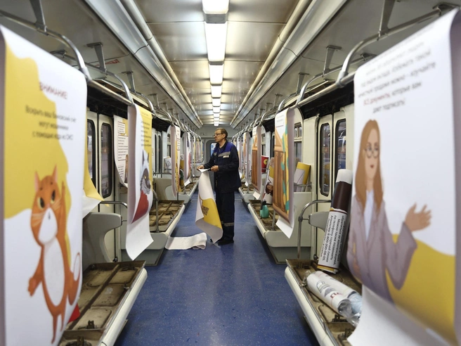 Для оклейки вагона сиденья приходится опускать. | Источник: Фото