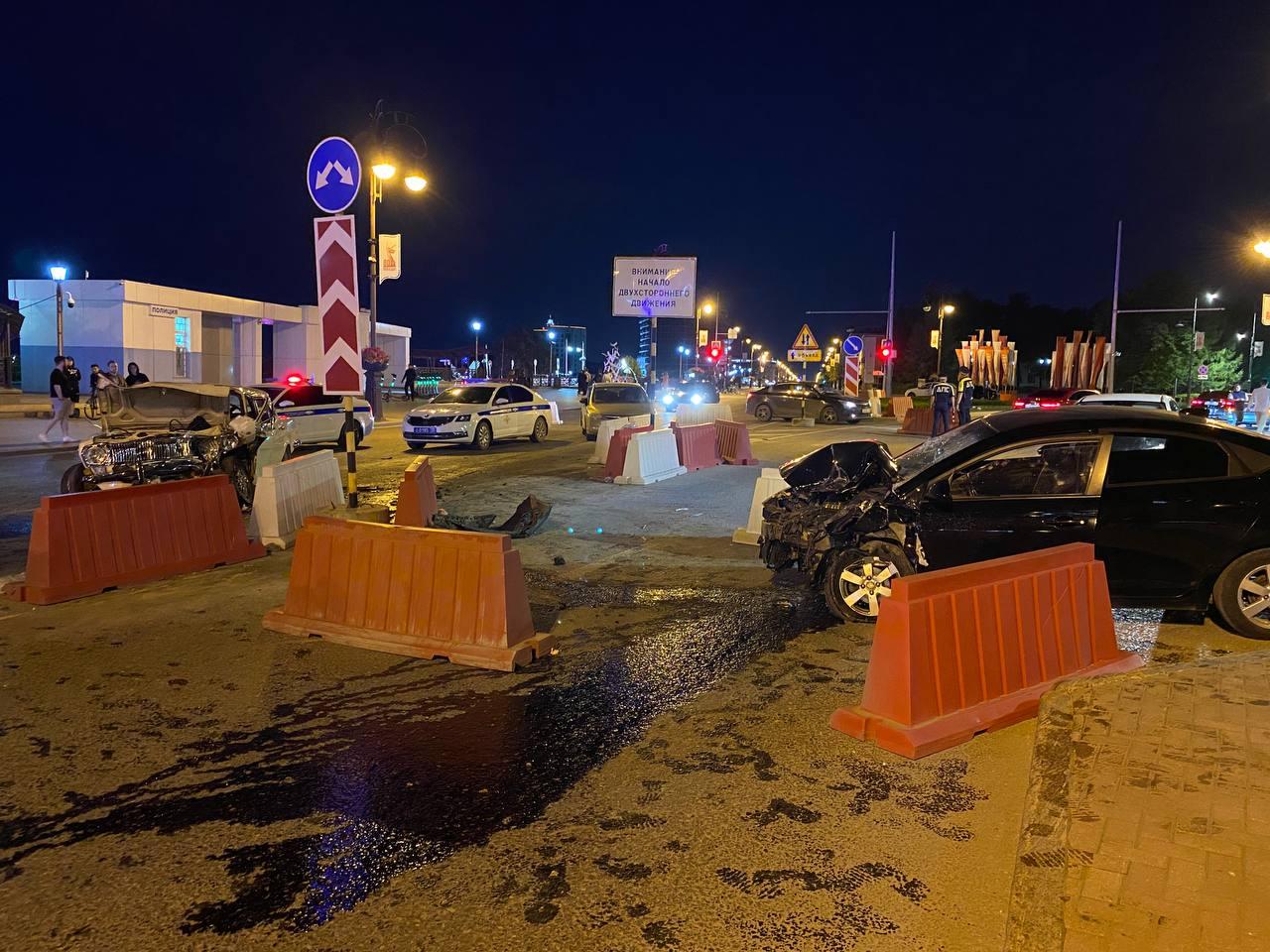 От удара авто отбросило на встречку: в Тюмени у моста Влюбленных насмерть сбили 23-летнего парня — видео