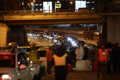 Очередь машин на четвертом мосту в Новосибирске перед открытием — видео